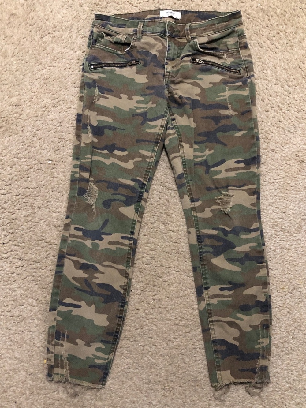 Forever 21 / Midrise Camo Destroyed Holes Raw Hem Crop Skinny Jeans / Size 27
